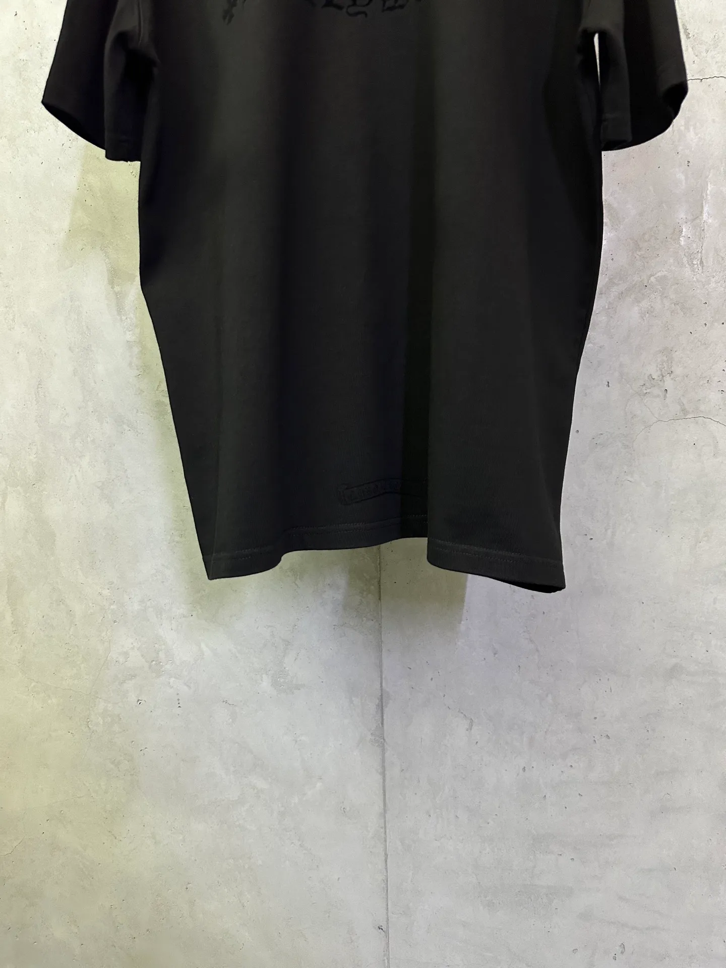 P270 Chrome Hearts 25ss cross flocking printed round neck short-sleeved T-shirt. Fabric is high-definition, super heavyweight cotton, double yarn compact Xinjiang cotton, weight 400g, matched with 2*2 Salona ribs 420g, clean cloth, clear cloth texture, tight feel, stiff, high color fastness, no deformation, no discoloration, custom hardware, thread, accessories, alignment, same style for men and women -Color: black white Gray -Size: XS S M L XL